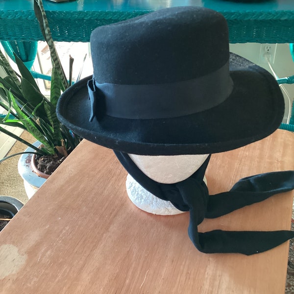 chapeau en laine noire vintage avec écharpe de menton et couverture arrière attachées. Peut être porté de 2 façons Chapeau roadster classique du milieu du siècle, garniture en ruban gros-grain