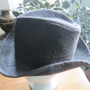 Indiana Jones chapeau en cuir look poly coton mélange brune reproduction Disney Corporation aux Etats-Unis. Chapeau fedora marron. Aventuriers de la tuque de l’arche perdue