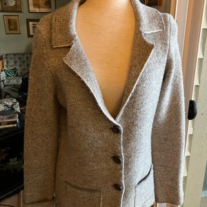Vintage gris tweed look cardigan suéter hecho en Italia 50 lana 50 mezcla bolsillos delanteros con cuello 3 botones hasta el cuello Clásico sz L