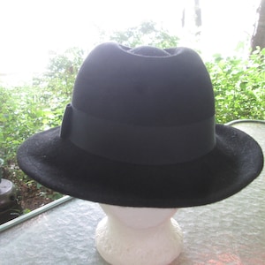Vintage NIB tags on black wool felt Fedora style hat Street Smart label made USA Boho chic mod retro black wool hat Grosgrain ribbon band.