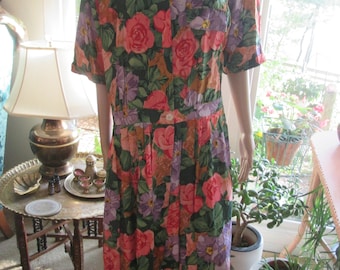 Vintage midi full skirt Carole Andersson short sleeve floral pleated skirt dress Made in USA sz 13/14 Spring summer floral retro full dress.