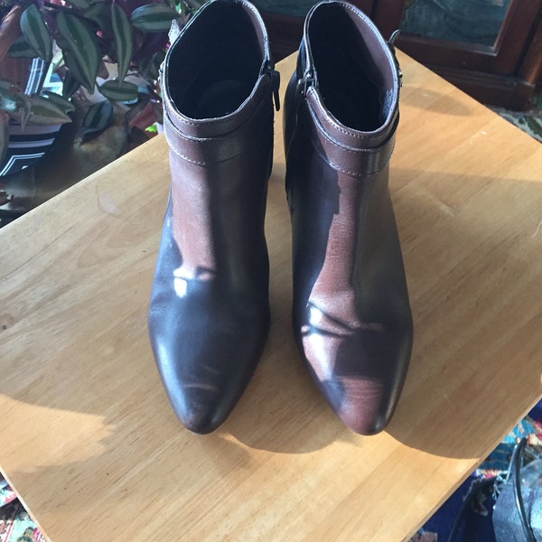 Dark brown short stack heel leather ankle boots by Ralph Lauren. Side zippered boho mod hip go w/ everything ankle bootie. Size 7 1/2B