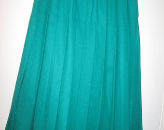 Miss Pendleton wool sewn down pleated green skirt. Made in USA. Size 10-click on description for measurements