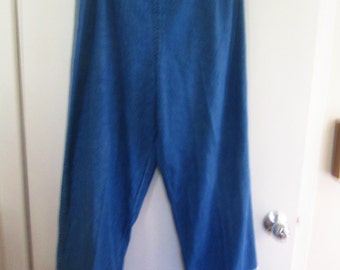 Denim omzoomde en geborduurde pull op jeans. Superzacht denim. Super schattig.