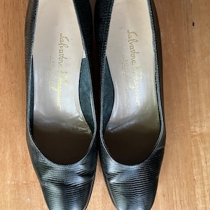 Sapato Ferragamo de couro texturizado preto com salto baixo de borracha e salto baixo Fabricado na Itália Combina com tudo Sapatos usados poucas vezes Tamanho EUA 7 1/2 A (estreito)