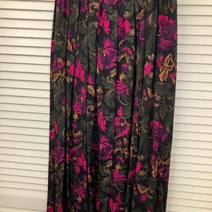 Vintage AGLWU label made in USA pleated floral midi skirt w self belt Muted multicolor pleated multiseason boho to preppy 100% Rayon Sz9/10
