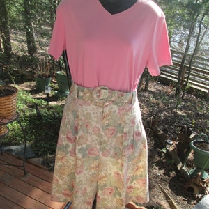 Vintage Van Huesen made in USA size 12 walking shorts Muted pink floral pattern linen look self belt Looks like a skirt comfort of shorts.