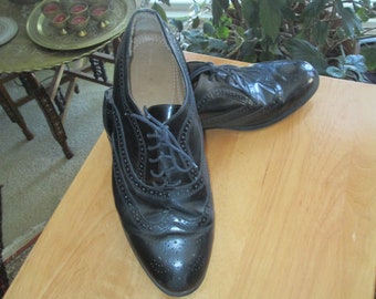 les ailes en cuir noir vintage attachent des chaussures oxford brogues. Étiquette Stafford fabriquée en Italie Taille 9 1/2 M. Chaussure classique à ailes noires