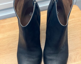 Black leather stacked heel ankle boots Smooth sophisticated unadorned side zipper ankle booties. BP. label leather upper size US sz 9M Sleek