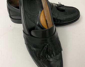Mocasines con borlas Bass Weejun, talla 11 W. Suelas sintéticas de cuero grueso negro. Fabricados en Brasil. Mocasines modernos y modernos en excelentes condiciones.