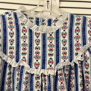 Camisola Lanz de Salzburgo em flanela de algodão, manga comprida, comprimento longo, padrão tradicional bávaro azul com acabamento em renda inglesa. Tamanho grande. Como nova.