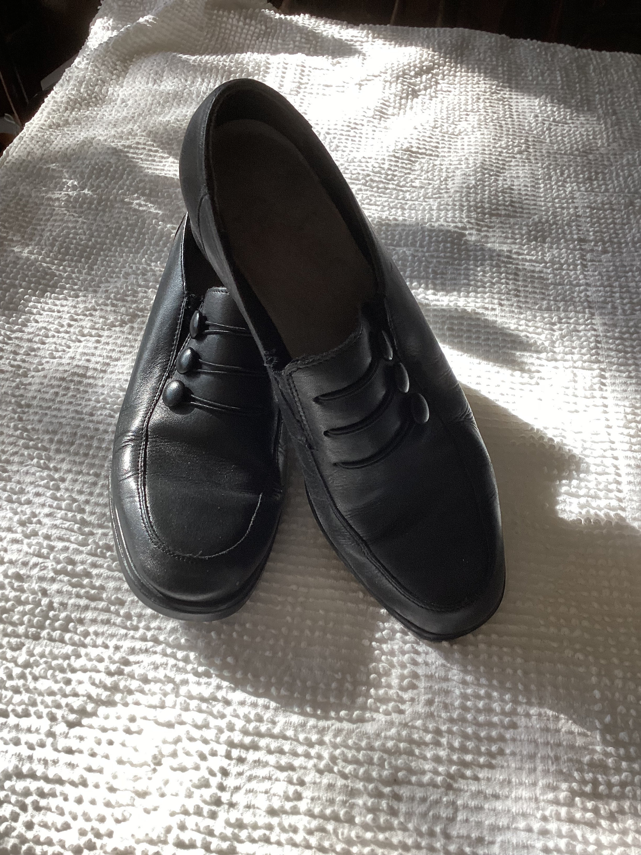 Reiker of Germany women’s thick short heel slip on shoes Black leather w button accents Perfect for work especially w slacks Barely worn Sz8