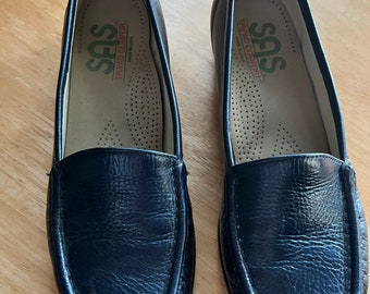 SAS (San Antonio Shoes) navy blue leather slip on flat shoes w/ rubber sole Preppy work play shoes US sz 8S (N) Very good vintage condition