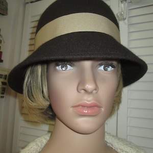 Downton Abbey cloche brown wool hat with beige grosgrain ribbon band. Miss Fisher, Great Gatsby 1920&#39;s flapper hip re-mod brown wool hat
