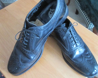 Classic Florsheim black leather wingtip lace up oxford brogue shoes. Mens size 8 1/2 D. Iconic wingtip dress shoes.