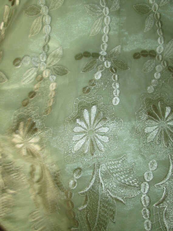 Vintage soft light green embroidered dress w plain co… Gem