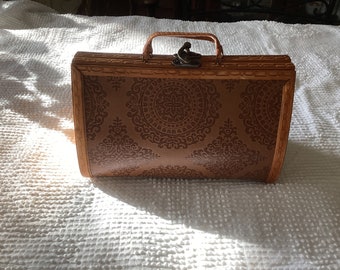 Borsa piccola con manico superiore in legno unico e pelle stampata in stile orientale con chiusura a scatto in ottone, apertura completamente sfoderata vintage insolita fatta a mano