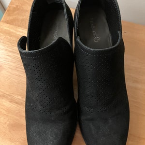 Unique cut out suede short heel with sexy side cuts Baretraps label size 9 1/2 M. Mod hip retro go with everything ankle boots Near mint