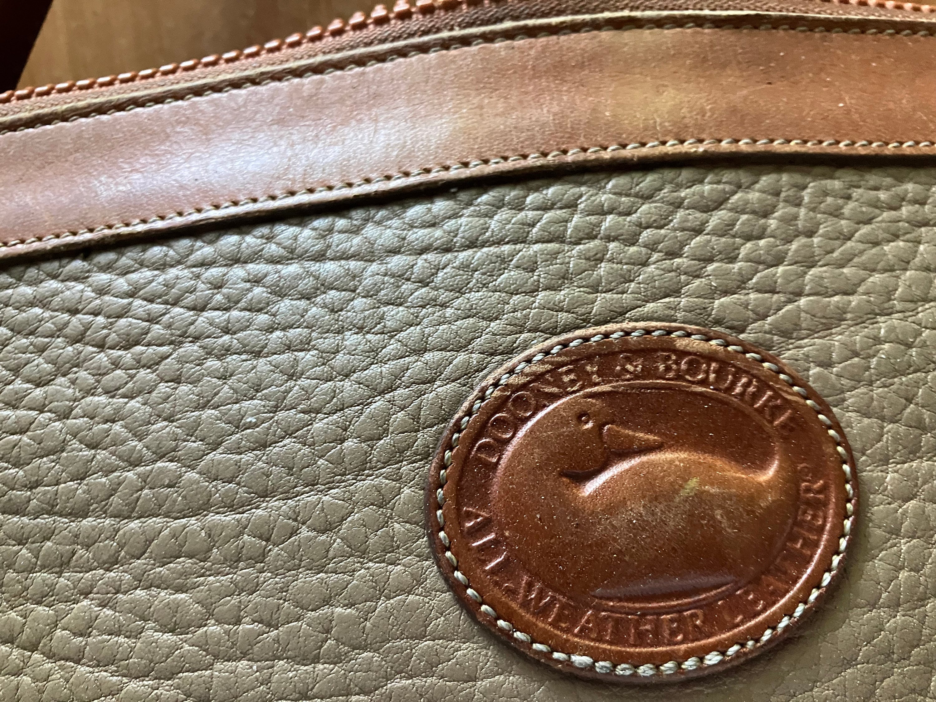 Dooney and Bourke classic British tan and beige medium size crossbody  shoulder bag Made in USA waterproof leather vintage purse top zipper
