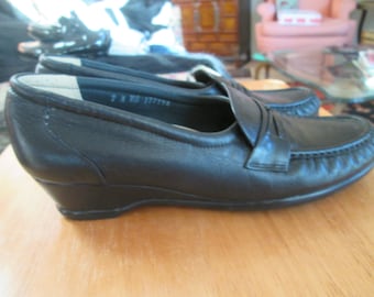 Vintage SAS (San Antonio Shoes) black low wedge leather loafer style slip on leather shoe Quality black low heel vtg shoe Size 9N  NEAR MINT