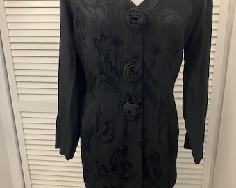Perfecto vtg LBD para evento especial fecha noche de regreso a casa Top de túnica única sobre dobladillo completo negro en relieve poli w rosetas Pequeño vestido negro Sm