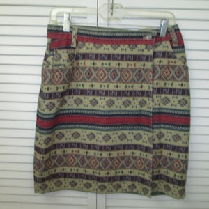 Vintage made in USA Southwest theme denim short wrap skirt Beautiful khaki red multipattern unique wrap skirt vintage 11/12 34W 40H. Pockets