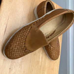 Men&#39;s tan woven huaraches made in Mexico vintage sandals Vacation to year round slip on lightweight woven shoes Mens size 10 easy wear shoes