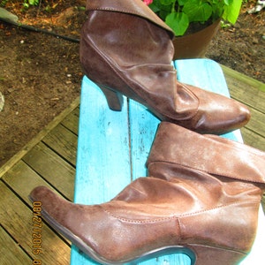 Distressed faux leather short boots BLE Soft label Sz 8M Excellent vintage conditionSlouchy cuffed brown faux leather ankle boot short heel