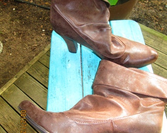 Botas cortas de piel sintética distressed BLE Etiqueta suave Sz 8M Excelente condición vintageSlouchy manguito marrón de piel sintética tacón corto