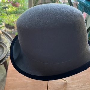 Vintage gris lana bowler Edwardian look sombrero de mujer con ribete de terciopelo negro Etiqueta limitada hecha en Italia Boho street chic retro sombrero de invierno Lg