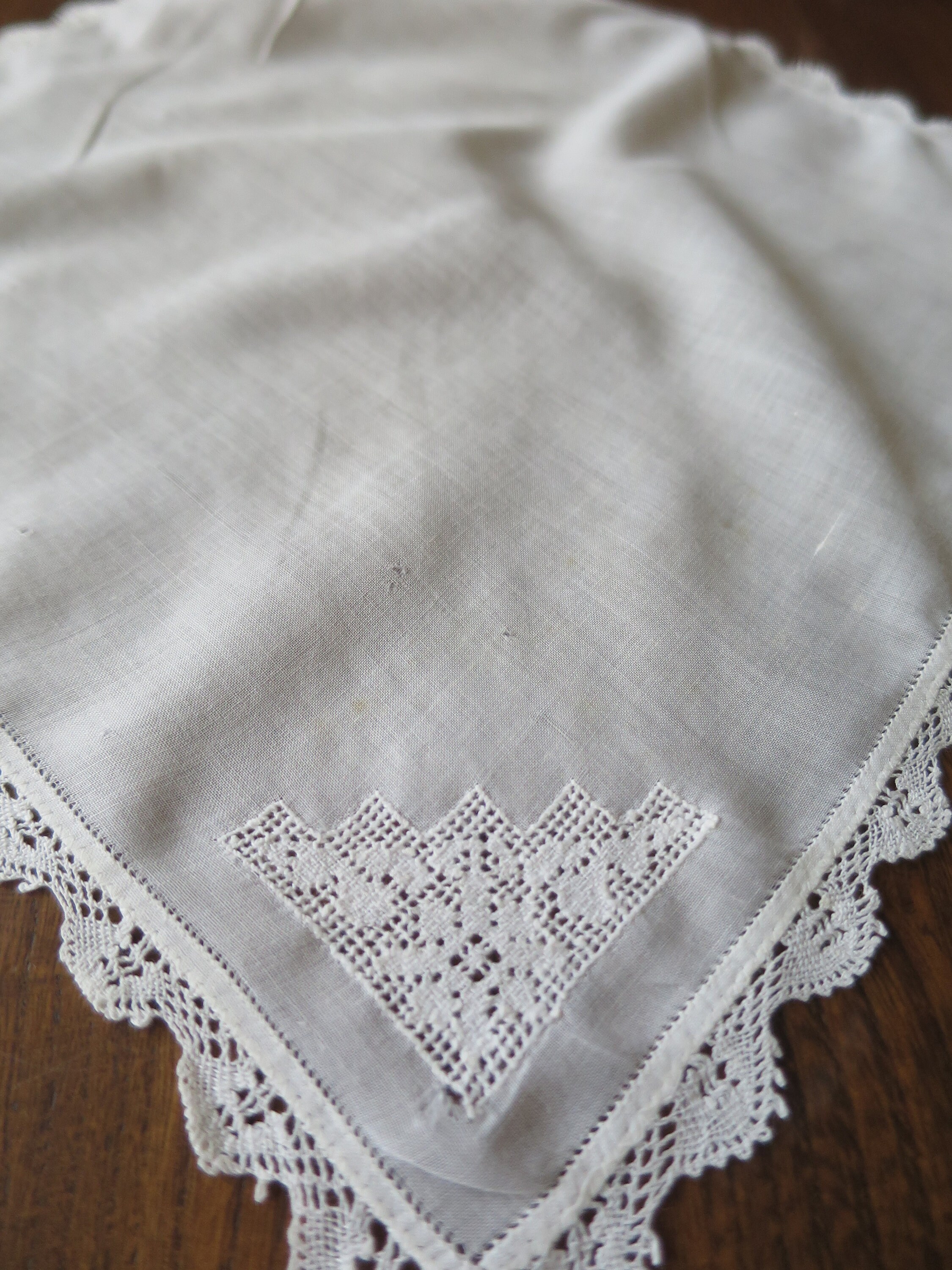 アンティークハンカチ - 手作業によるボビンレースと引き糸の作品