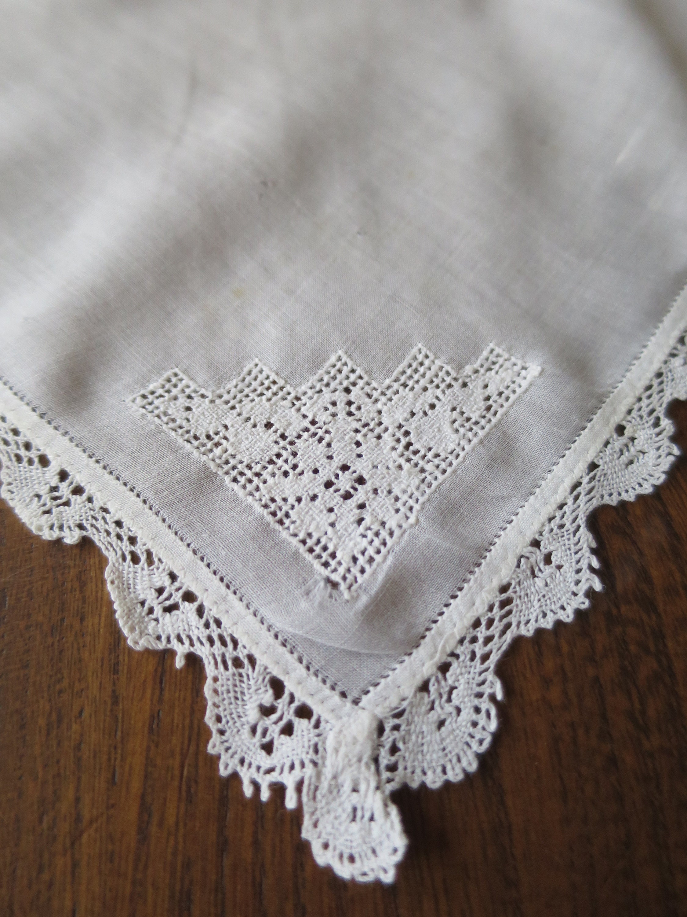 アンティークハンカチ - 手作業によるボビンレースと引き糸の作品