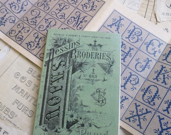 Könnte beinhalten: Ein grünes Heftchen mit dem Titel "Dessins de Broderies" und der Nummer 653 auf dem Umschlag. Das Heftchen ist geöffnet und zeigt eine Seite mit einem Blumenmuster und dem Wort "Paris".