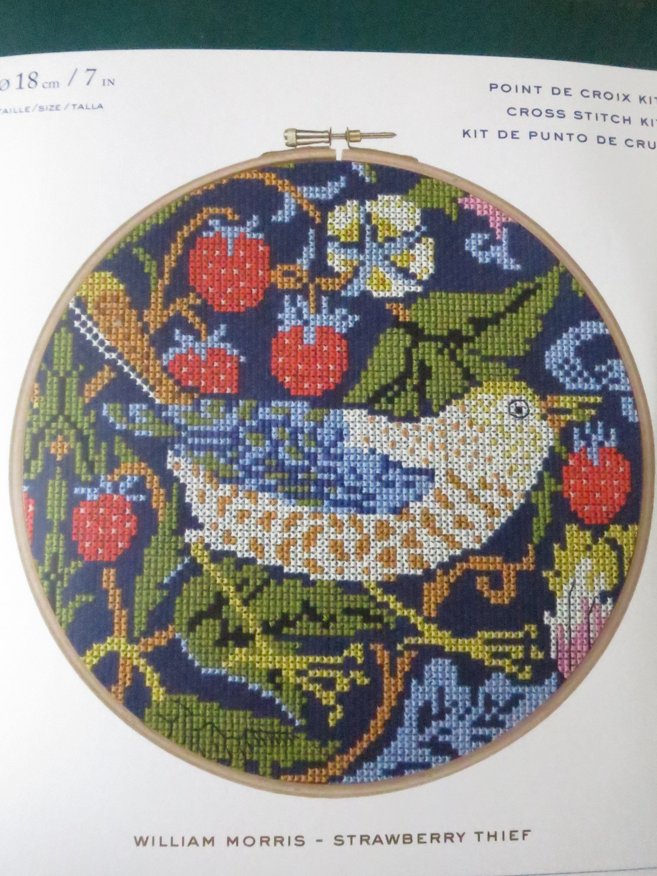 ウィリアムモリス　いちご泥棒　手作り刺繍　額付 ウィリアムモリス刺繍キット✳︎いちご泥棒 ニードルポイント