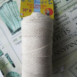 Peut inclure: Une bobine de fil de coton de couleur naturelle, étiquetée "Le Zaufil Patchwork & Boutis N° 8 Naturel".