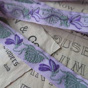 Nastro in tessuto jacquard Literal Violets da 15 mm