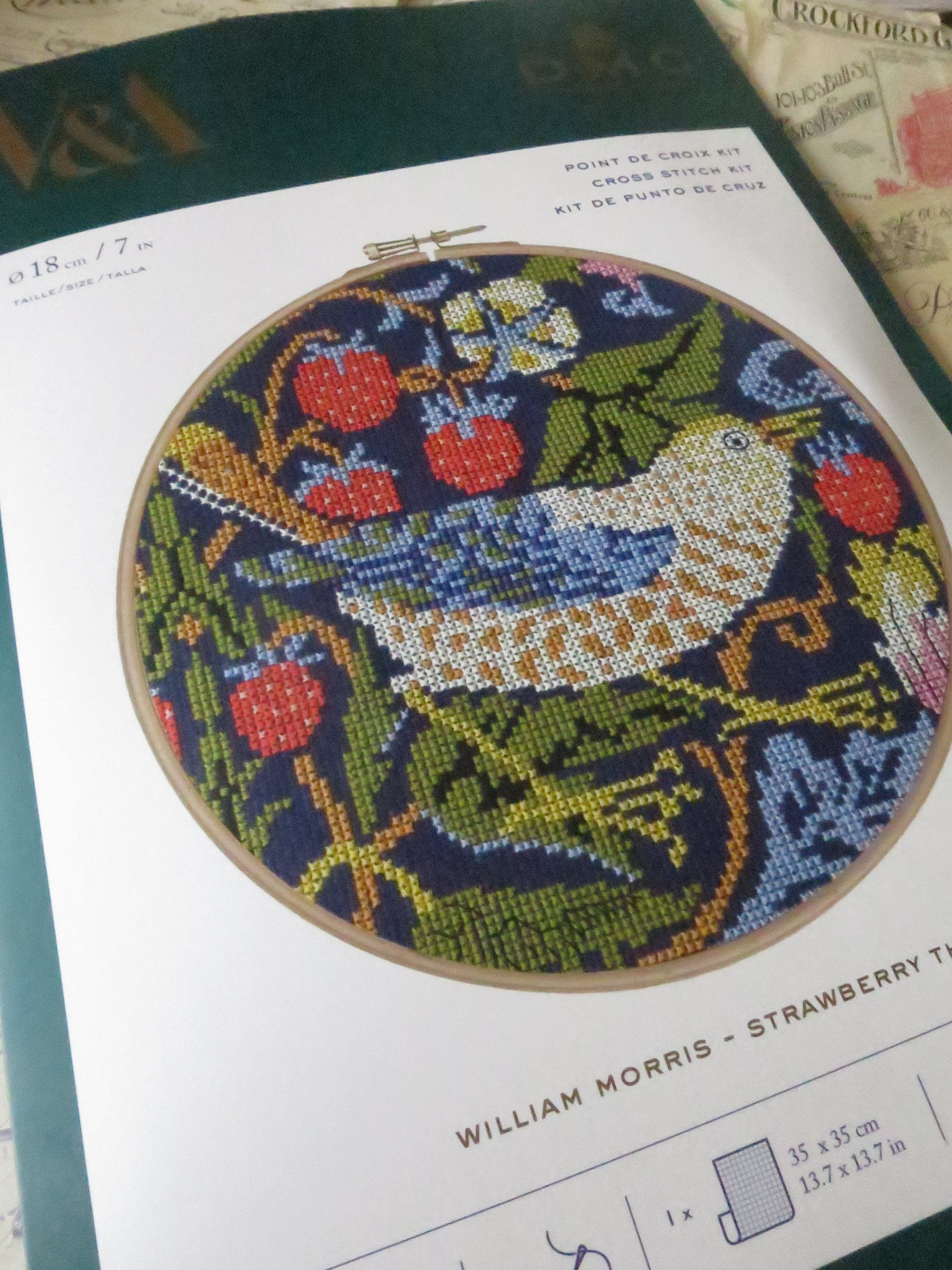 ウィリアムモリス“いちご泥棒”DMCクロスステッチ刺繍枠入り完成品 ウィリアムモリス“いちご泥棒”DMCクロスステッチ刺繍枠入り完成品