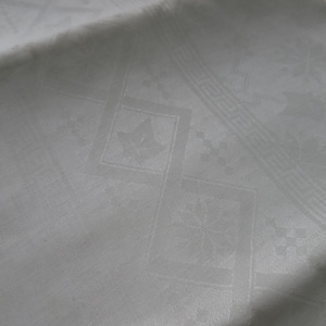 Peut inclure: Nappe en lin blanc avec un motif géométrique subtil. Le motif présente un dessin répétitif de carrés et de lignes.
