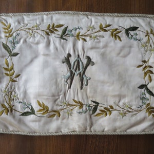 Custodia per camicia da notte antica vittoriana imbottita in seta ricamata a mano