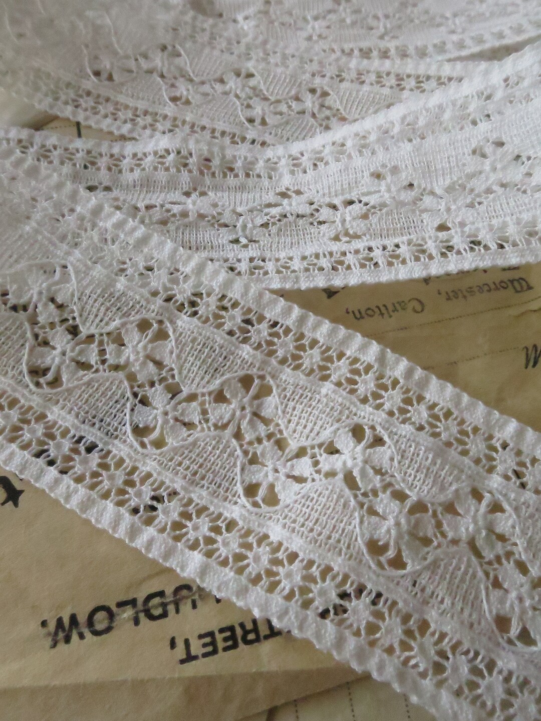 Encaje inglés Nottingham en blanco roto Ondas florales