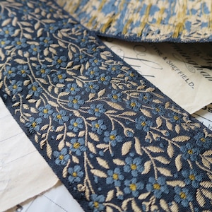 Cinta tejida en jacquard de 50 mm con nomeolvides - Verde azulado y dorado