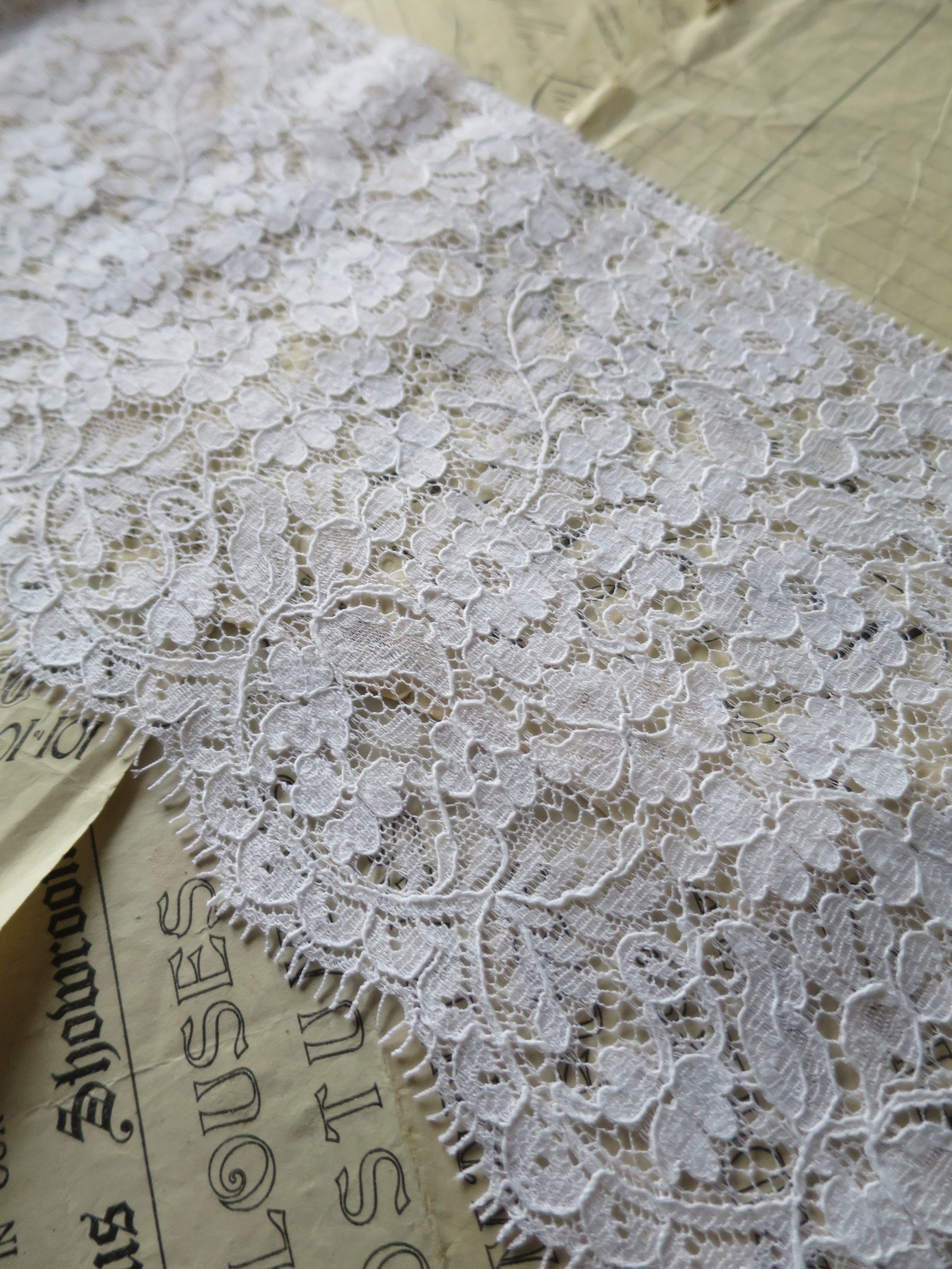Weiße Englische Nottingham Spitze- Floral Honiton- 16 cm