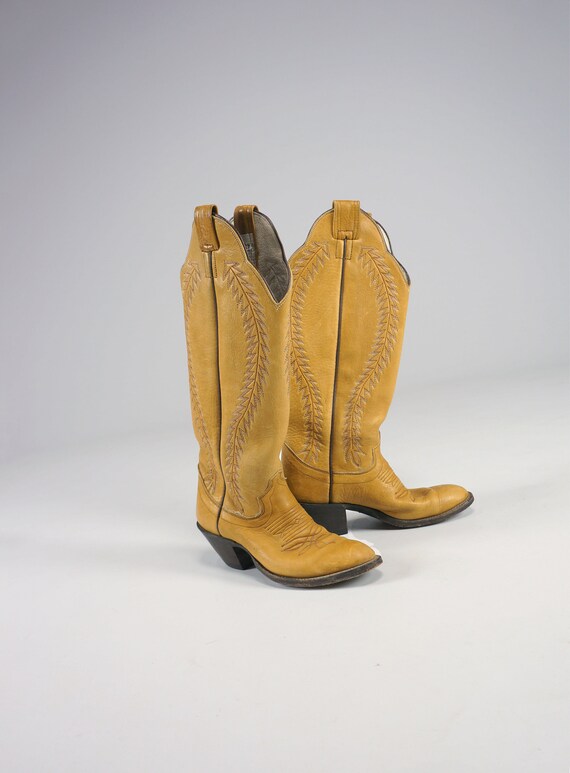 heeled cowboy boots