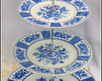 Abgestufte Teller Kuchenständer blau weiß Vintage Myott Porzellan Set feiner Eisenstein, florales englisches Rosen Melody Muster, Bauernhaus Chic