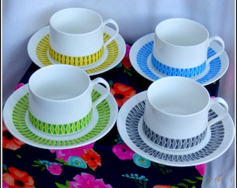 Zestaw czterech kolorowych, żywych filiżanek i spodków, elżbietański zestaw do herbaty Calipso z cienkiej porcelany kostnej, vintage'owy serwis do herbaty, popołudniowa herbata w eleganckim stylu