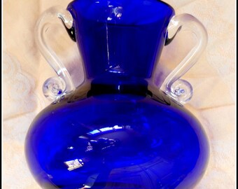 コバルトブルーの印象的な職人が作ったシックな花瓶のハンドル