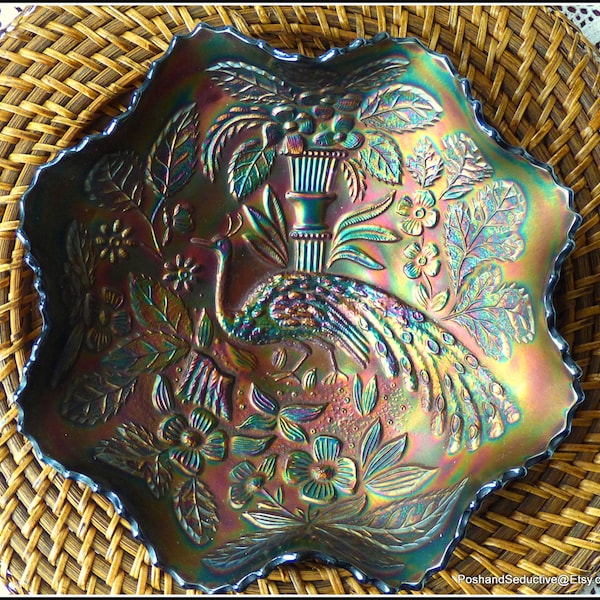 Antike Fenton Karneval schillernden Schüssel in berühmten und auch begehrte "Pfau und Urne" Muster echt Kobalt Basis Milchglas c.1907