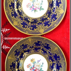 Paar kobalt dinerborden vitrinekast Caverswall fijn Engels porselein, handbeschilderd met bloemen, grote 11&quot; blauwe schaal, zwaar gedecoreerd met 24 kt goud