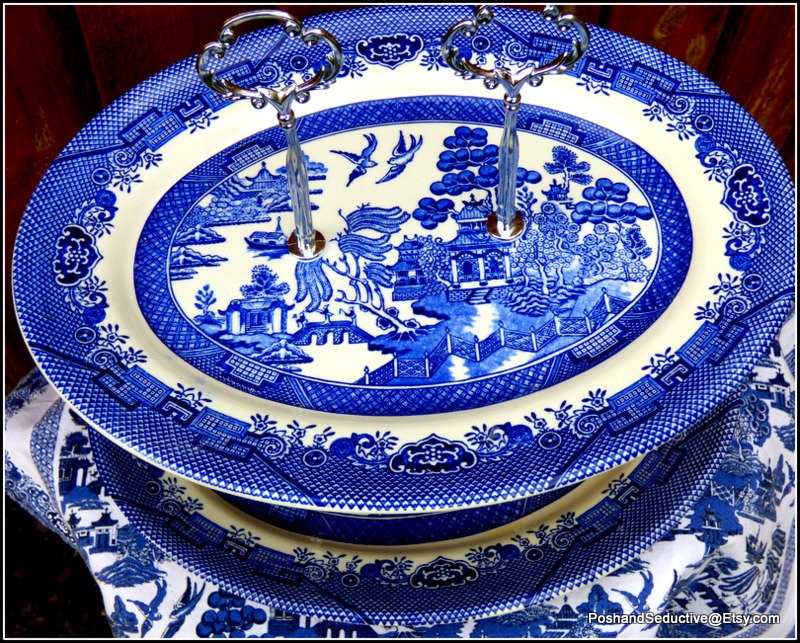 312-Vajilla de loza inglesa Willow , con marcas decoración chinesca en azul.  Compuesta por: sopera, salsera, cuenco, tres bandejas ovaladas, tres  bandejitas ovaladas, bandeja circular, trece platos ho