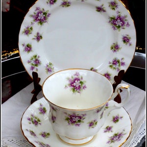 Royal Albert purple Sweet Violets vintage Montrose shape English bone china trio tea cup saucer cake plate set purple floral design gold rim